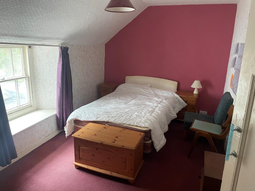 Lot: 78 - CHARACTER COTTAGE FOR IMPROVEMENT IN POPULAR COASTAL VILLAGE - Bedroom